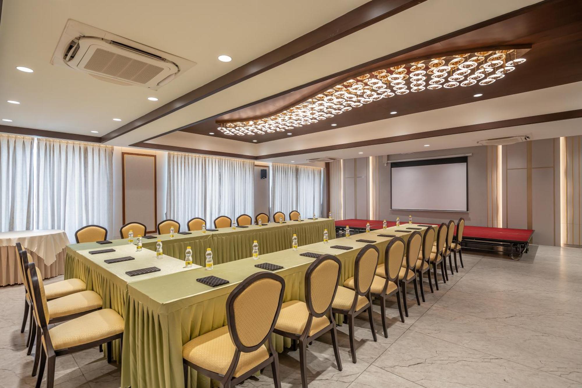 Copper Leaf Hotels, Tirunelveli Buitenkant foto