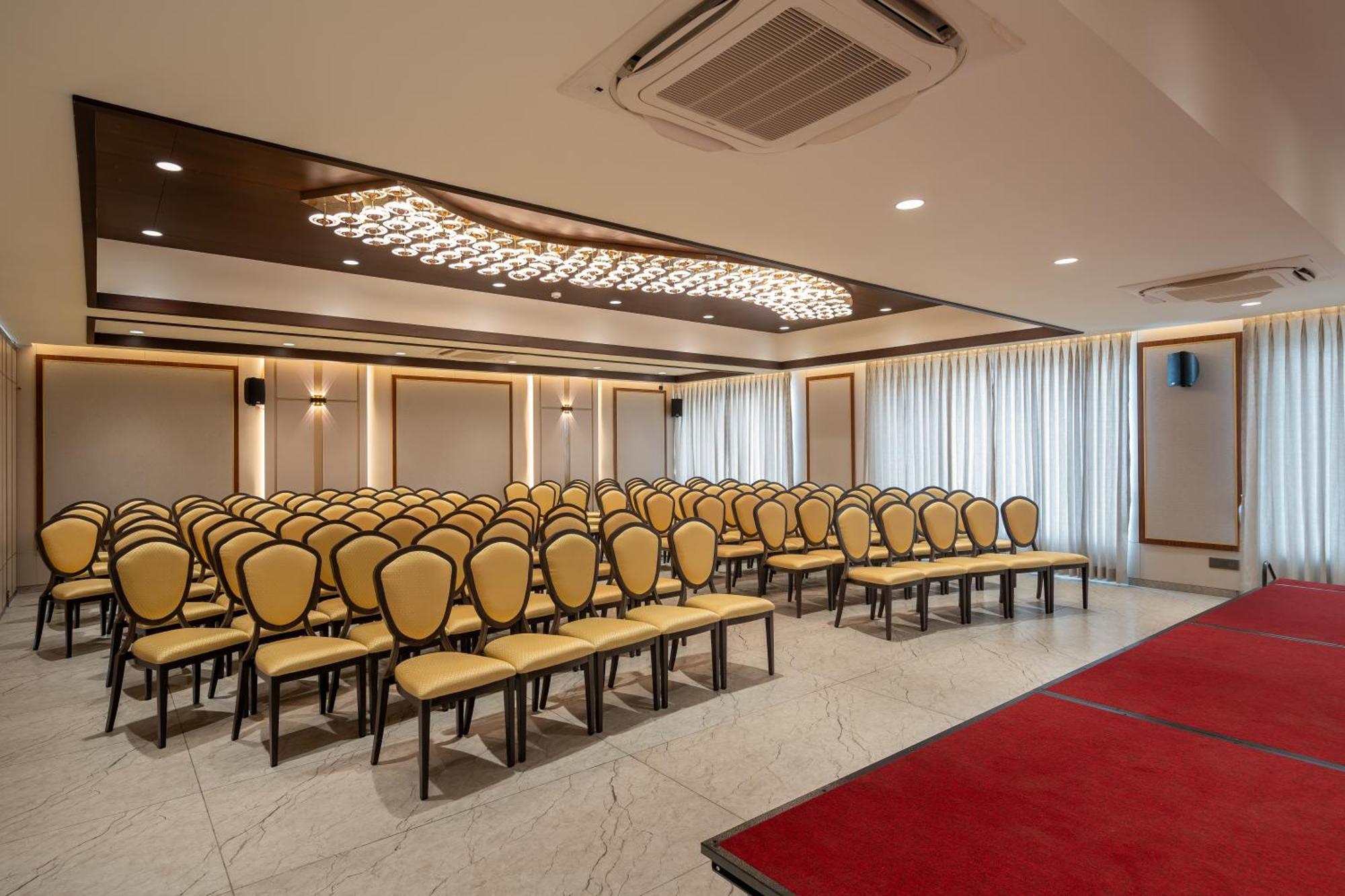 Copper Leaf Hotels, Tirunelveli Buitenkant foto